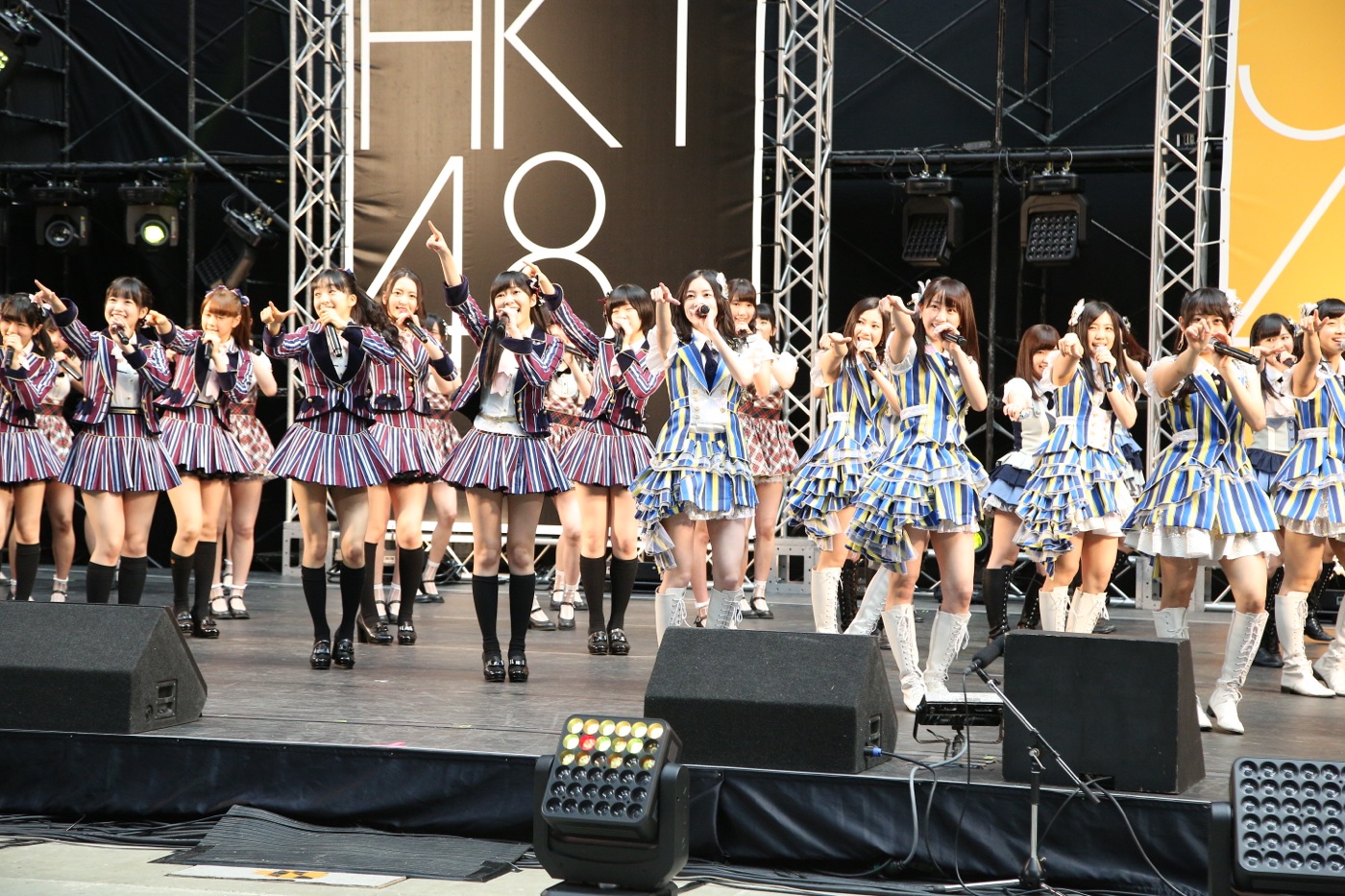 SKE48 & HKT48 hold a Joint Handshake Event in Nagoya Dome