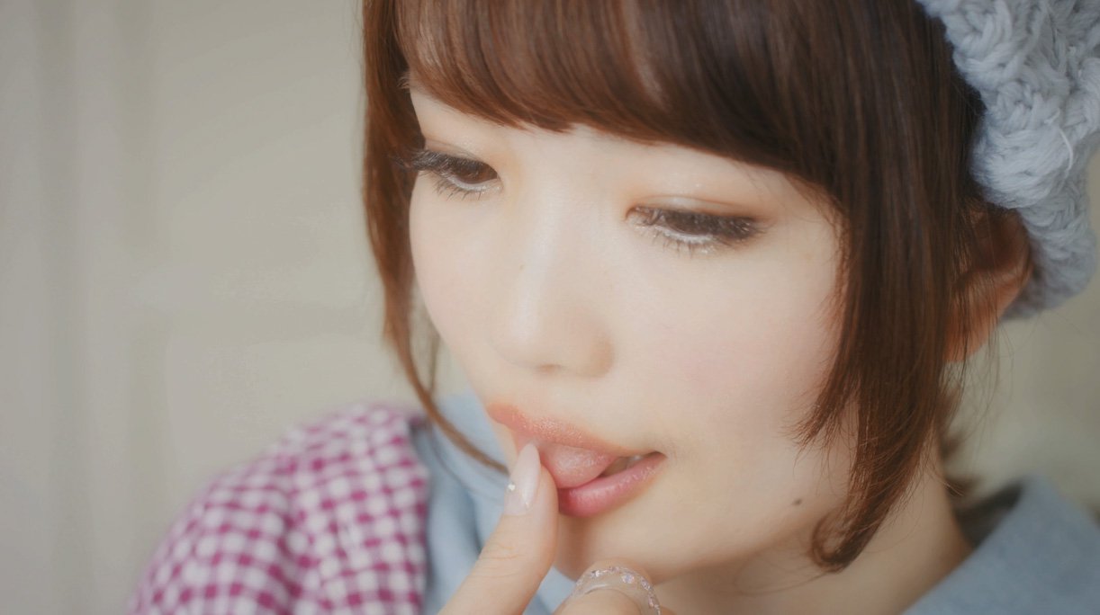 Real Lick or Courtesy Lick? How She Licks Her Fingers Tells You if She Likes You or Not