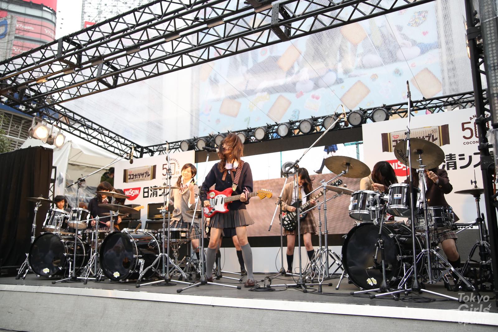 5572320 Invades Shinjuku for Their 1st Public Performance of “Hanseiki Yuutousei”!