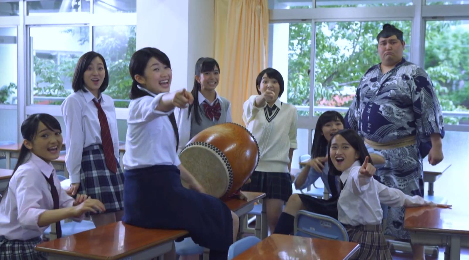 Kobushi Factory Play Tag With a Sumo Wrestler in the MV for “Dosukoi! Kenkyo ni Daitan”!