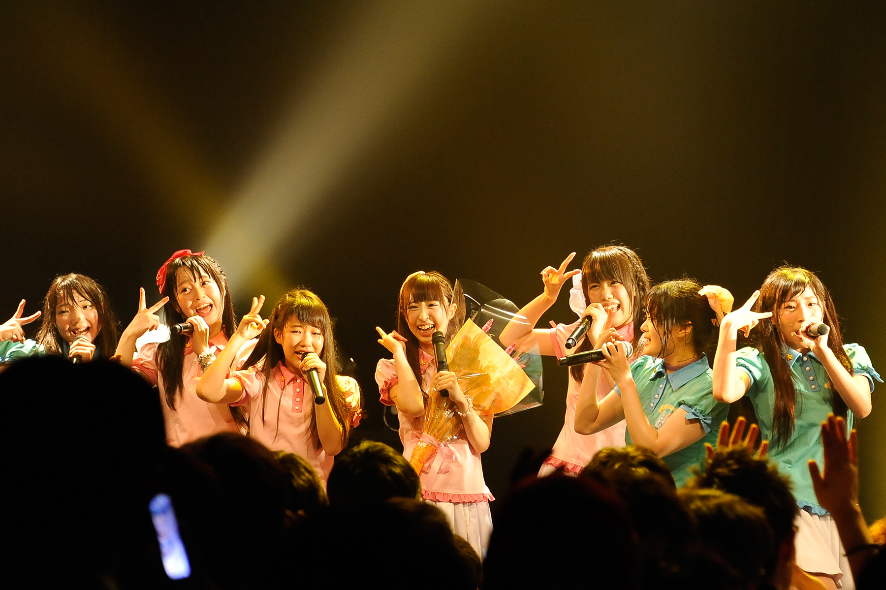 Run Out of Tears with Full of Shocking Events! Stand-Up! Hearts Level Up to the NEXT STAGE at Their 1st Anniversary Concert