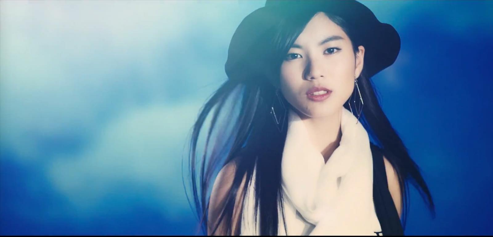 Rei Kobayashi (Yumemiru Adolescence) Unleashes the Power of Rock in the MV for “OVERFLOW”!
