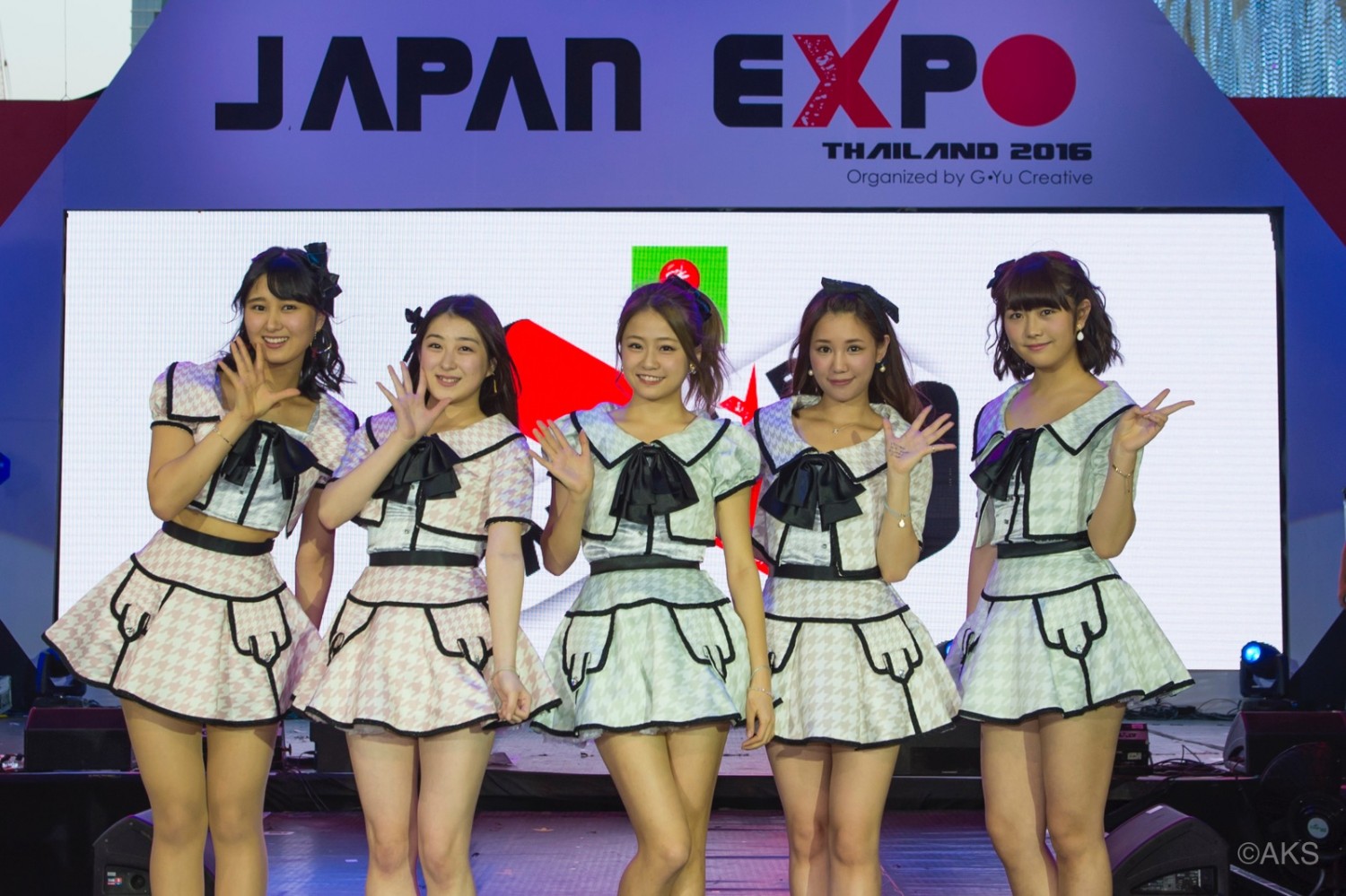 AKB48 Finally Meets Thai Fans at JAPAN EXPO THAILAND 2016!
