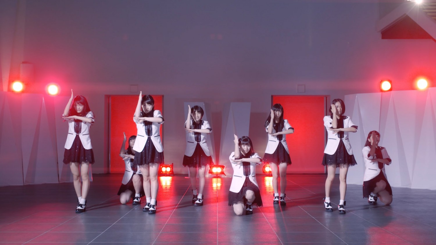 Don’t Let Your Dreams Be Dreams! Kobushi Factory Run Through Walls in the MV for “Chotto Guchoku ni! Chototsu Moshin”!