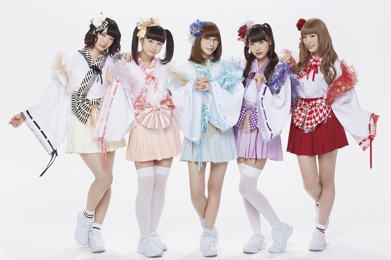 Musubizm Chases a Golden Rice Ball!? The MV for Their CD Debut Song “Mae wo Muke!” Revealed