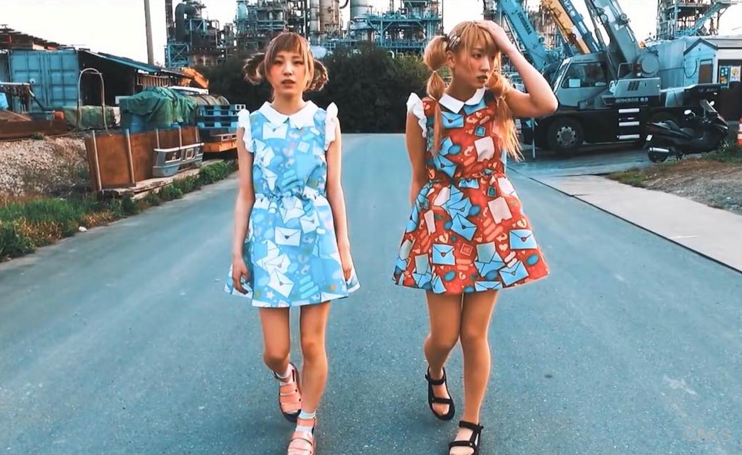 Oyasumi Hologram Come into the Light in the MVs for “too young” and “Neuromancer”!