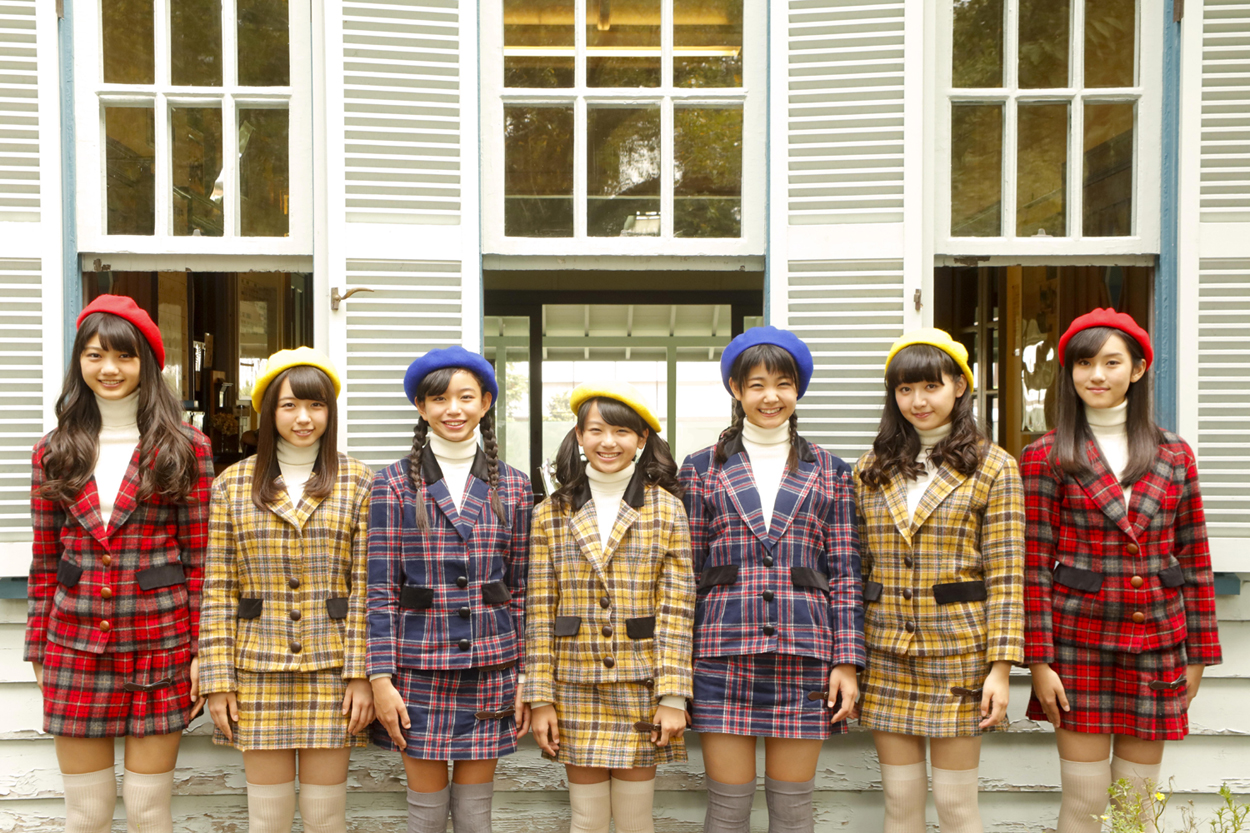 Hakoiri♡Musume Wrap Up the Feelings of First Love in the MV for “Hako Ippai no Present”!