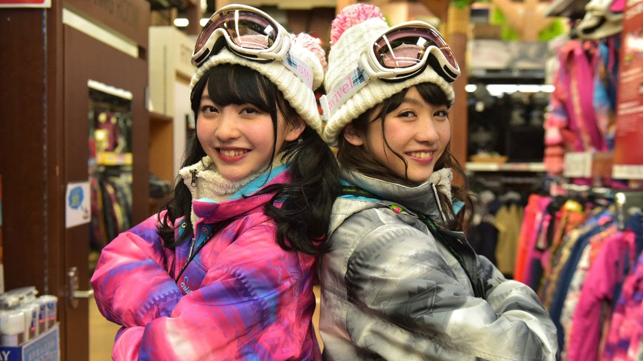 Get Ready for Fun in the Snow With Winter “Twins” Mako (makomina) and Hitomi Arai (TOKYO GIRLS’ STYLE)
