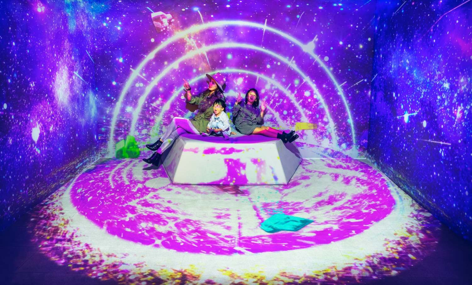 Interactive Omiyage Store “U.F.O.” Feels Like an Attraction with Photo Spots & Shopping
