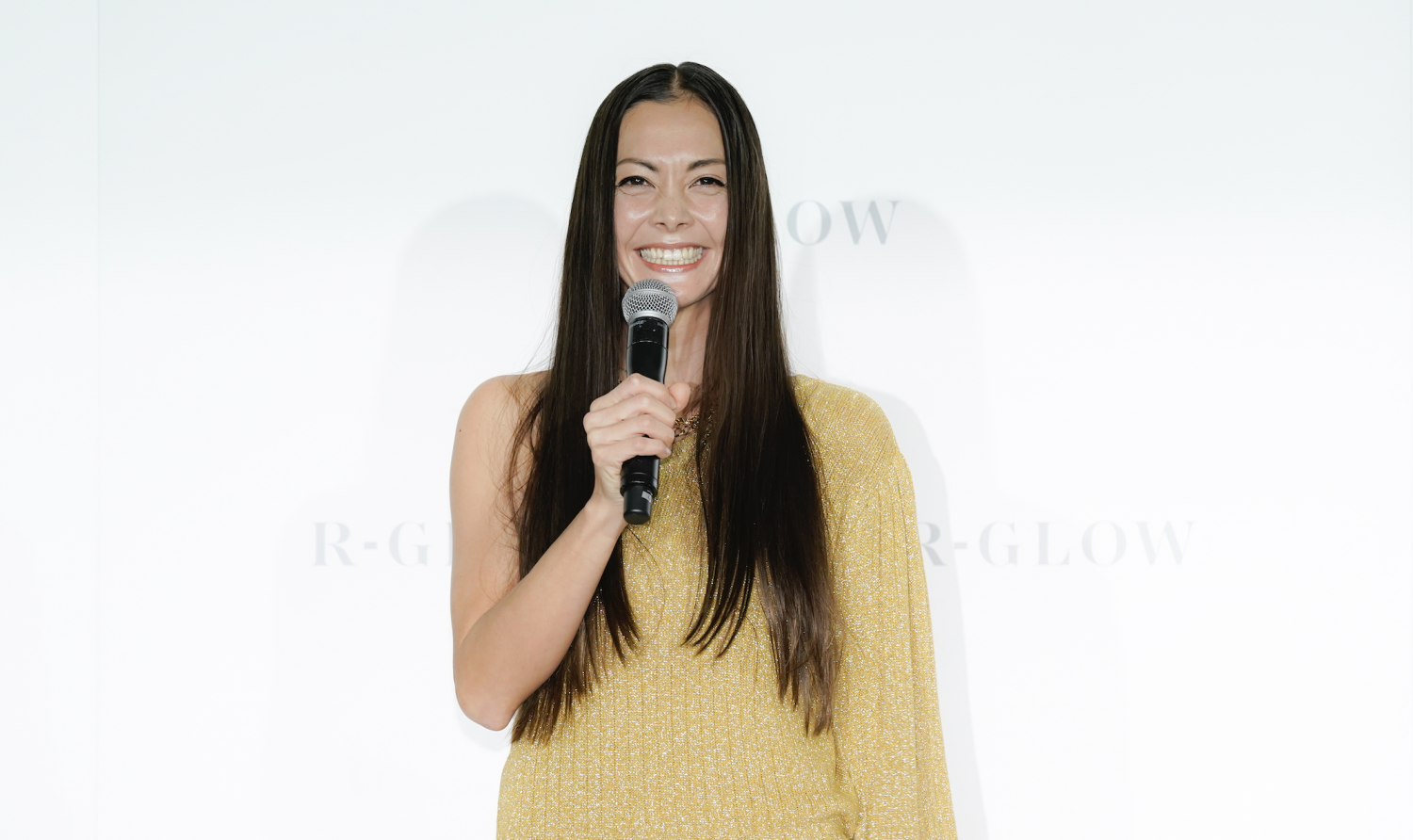 Live Your Life and Shine Doing What You Love! Anna Tsuchiya Recommends R-GLOW SHAMPOO, a Handy Item for Mothers